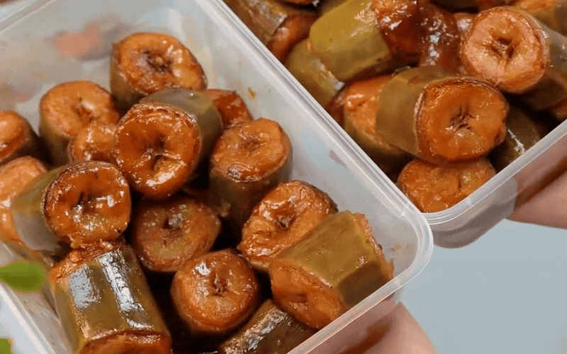 Hội chị em đang rầm rộ đu trend m&oacute;n chuối kho nguy&ecirc;n miếng: Nguy&ecirc;n liệu rẻ, c&aacute;ch l&agrave;m cực dễ m&agrave; hao cơm bất ngờ - Ảnh 3.