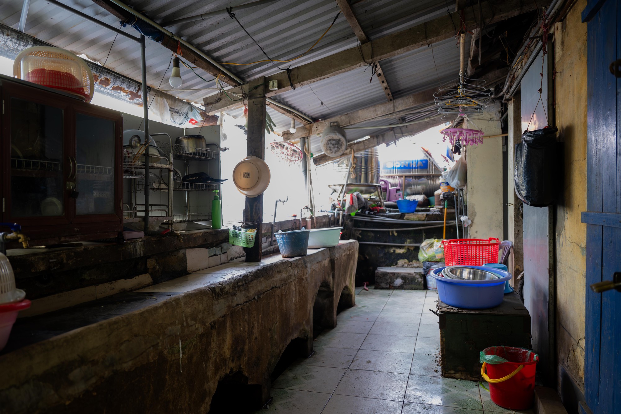 Cảnh sống khổ ở khu tập thể 50 năm tuổi H&agrave; Nội trước ng&agrave;y cải tạo - Ảnh 9.