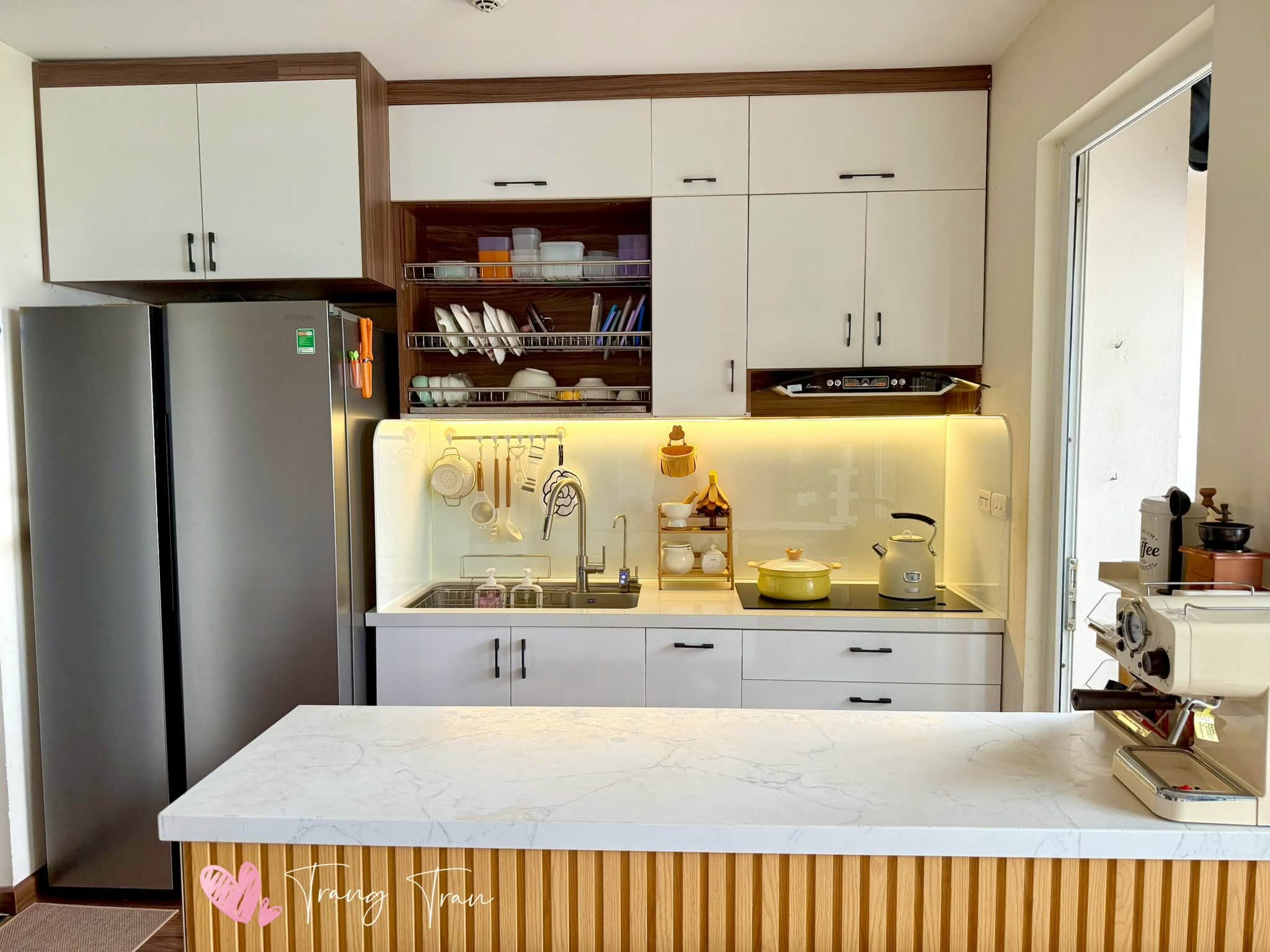 Mẹ đảm H&agrave; Nội biến bếp hẹp th&agrave;nh kh&ocirc;ng gian gọn g&agrave;ng với b&iacute; k&iacute;p dọn dẹp 3 ph&uacute;t - Ảnh 1.