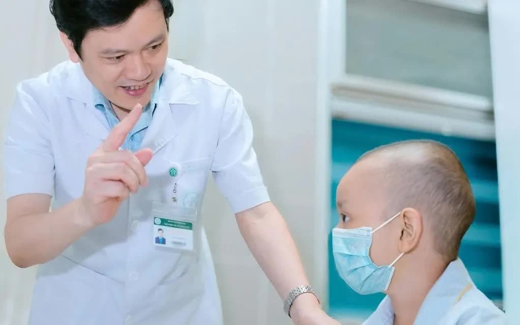 10 giờ vi phẫu gi&agrave;nh lại m&aacute;i t&oacute;c cho b&eacute; g&aacute;i 2 tuổi bị lột to&agrave;n bộ da đầu: 10 năm sau, điều x&uacute;c động xảy ra tại Bệnh viện Việt Đức - Ảnh 3.