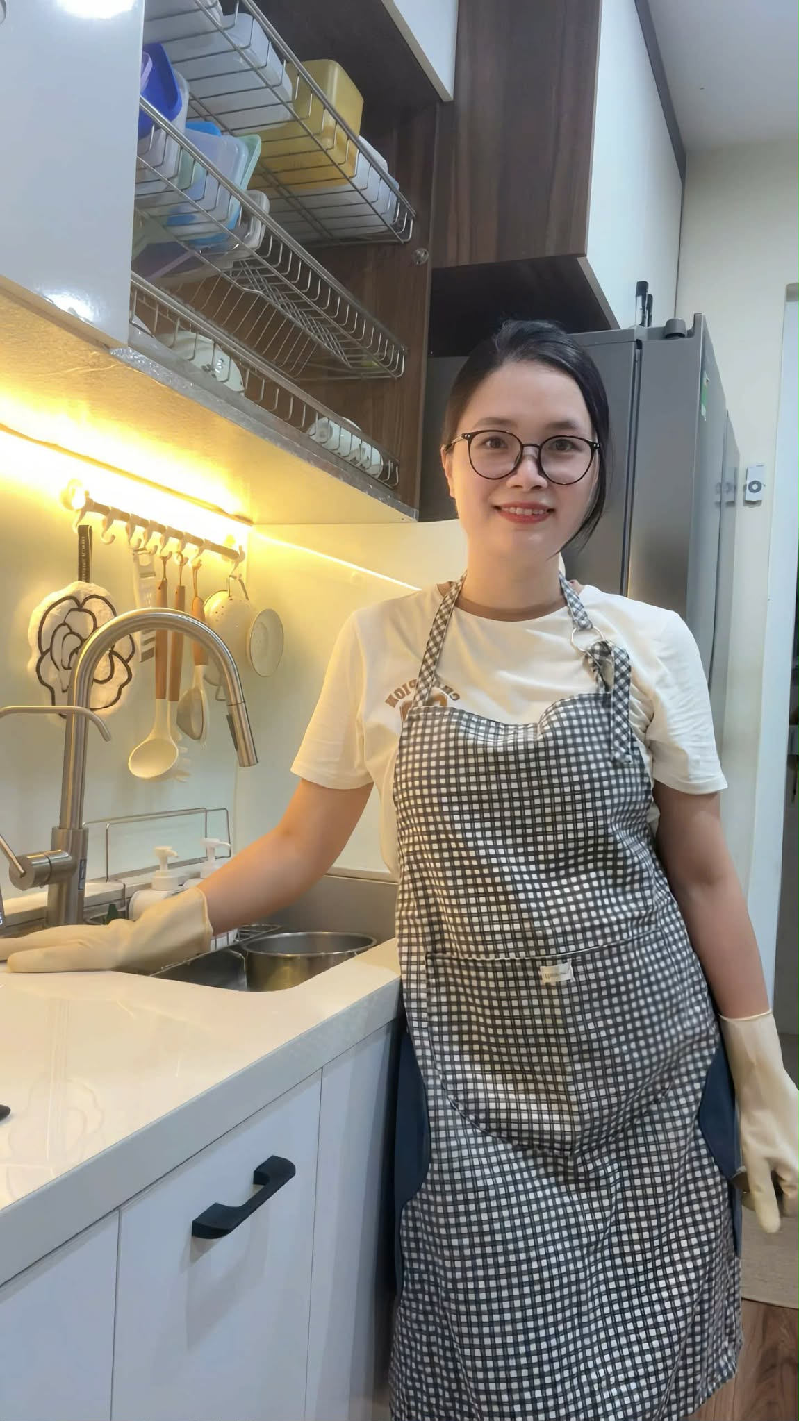 Mẹ 2 con ở H&agrave; Nội biến căn bếp chưa đầy 3m th&agrave;nh kh&ocirc;ng gian gọn g&agrave;ng với 3 ph&uacute;t dọn dẹp 