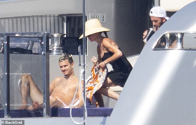 Victoria Beckham khoe d&aacute;ng n&oacute;ng bỏng b&ecirc;n David Beckham tr&ecirc;n du thuyền triệu bảng - Ảnh 2.