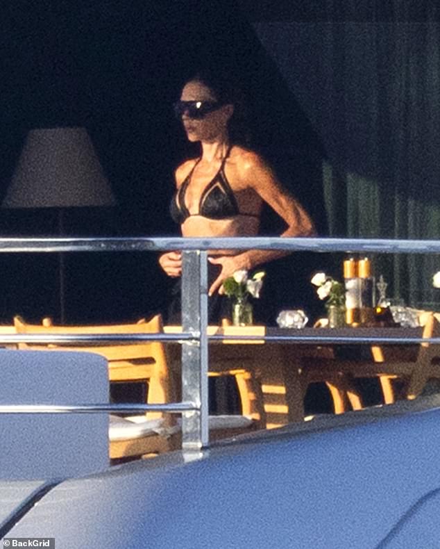 Victoria Beckham khoe d&aacute;ng n&oacute;ng bỏng b&ecirc;n David Beckham tr&ecirc;n du thuyền triệu bảng - Ảnh 1.