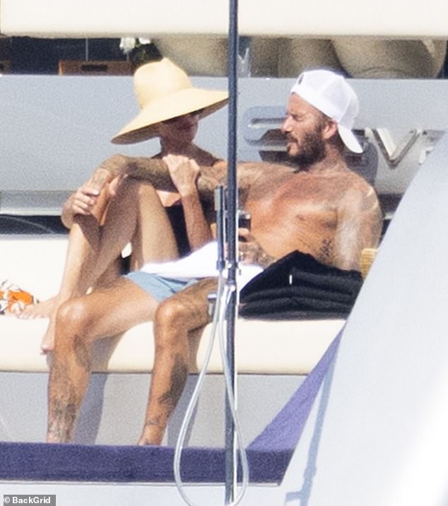 Victoria Beckham khoe d&aacute;ng n&oacute;ng bỏng b&ecirc;n David Beckham tr&ecirc;n du thuyền triệu bảng - Ảnh 4.