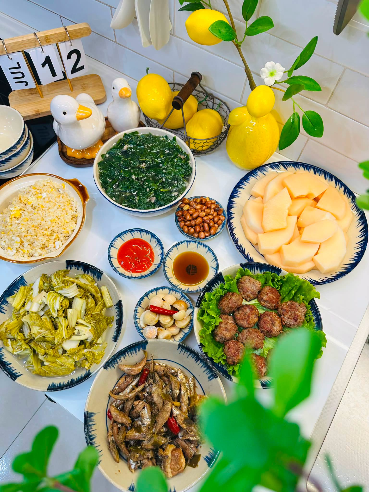 Mẹ đảm H&agrave; Nội dạy con trai v&agrave;o bếp nấu ăn suốt 1 th&aacute;ng h&egrave;: Nh&igrave;n m&acirc;m cơm b&eacute; l&agrave;m, c&aacute;c mẹ thi nhau v&agrave;o nhận 