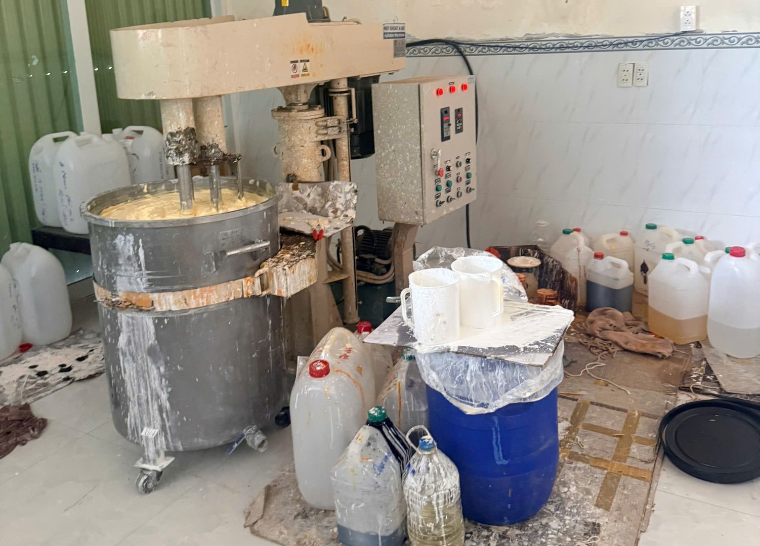 Tạm giữ gần 3,5 tấn kem dưỡng trắng da kh&ocirc;ng r&otilde; nguồn gốc - Ảnh 2.