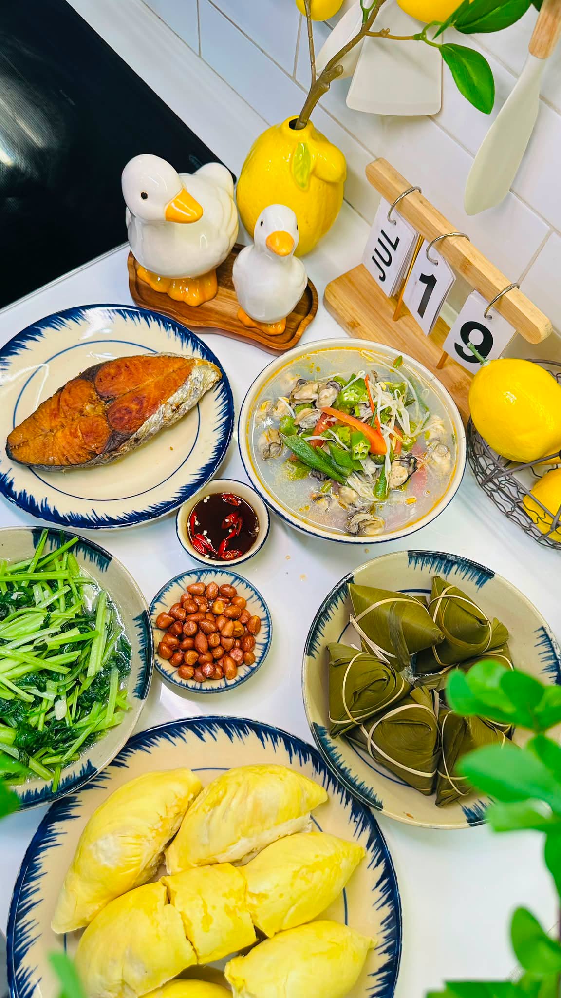 Mẹ đảm H&agrave; Nội dạy con trai v&agrave;o bếp nấu ăn suốt 1 th&aacute;ng h&egrave;: Nh&igrave;n m&acirc;m cơm b&eacute; l&agrave;m, c&aacute;c mẹ thi nhau v&agrave;o nhận 