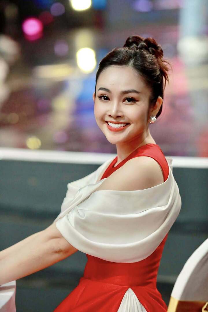 Cuộc sống vi&ecirc;n m&atilde;n của MC Th&ugrave;y Linh sau 5 năm lấy chồng k&eacute;m 5 tuổi - Ảnh 2.