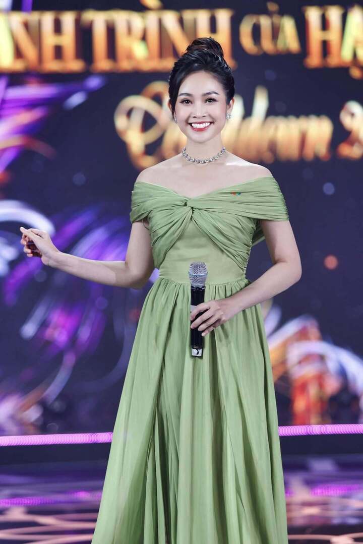 Cuộc sống vi&ecirc;n m&atilde;n của MC Th&ugrave;y Linh sau 5 năm lấy chồng k&eacute;m 5 tuổi - Ảnh 1.