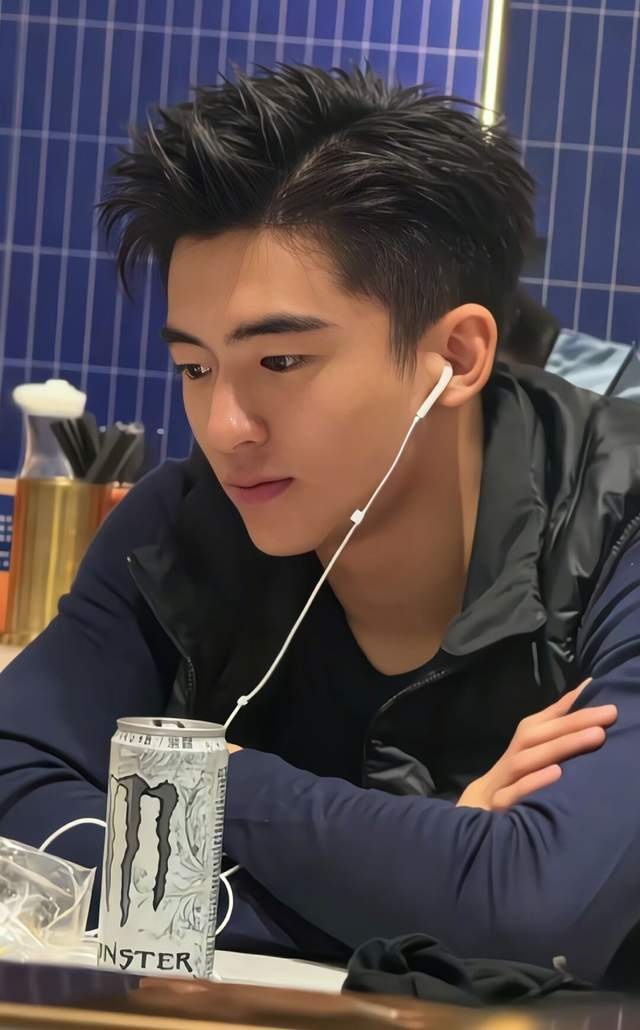 Con trai 19 tuổi nh&agrave; Trương B&aacute; Chi - Tạ Đ&igrave;nh Phong cao 1,80m, 