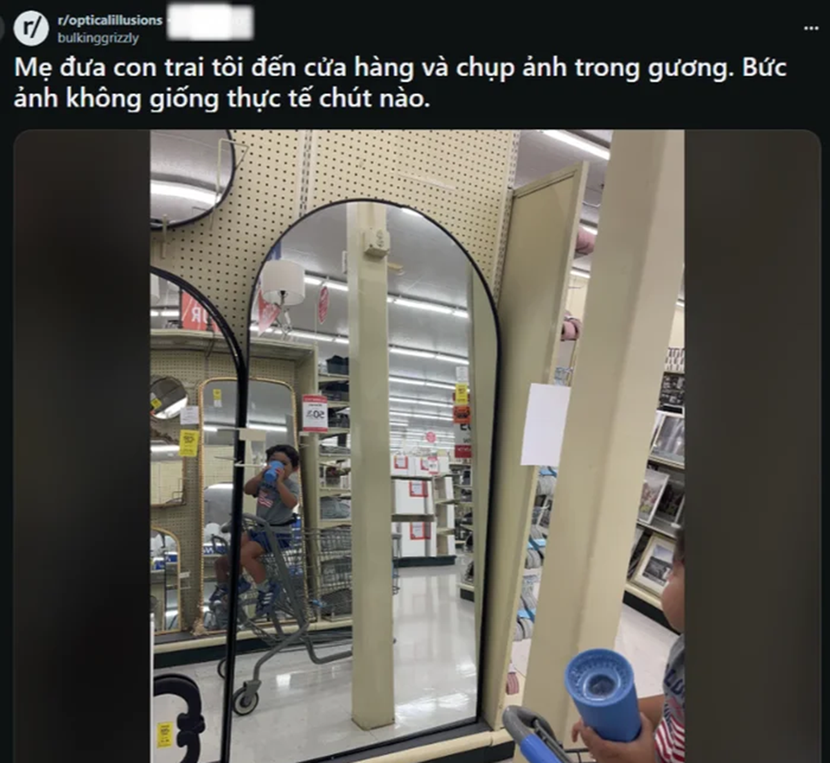 Chụp ảnh cho ch&aacute;u , b&agrave; ngọai ph&aacute;t hiện điều kỳ lạ trong gương khiến nhiều người nổi da g&agrave; - Ảnh 1.