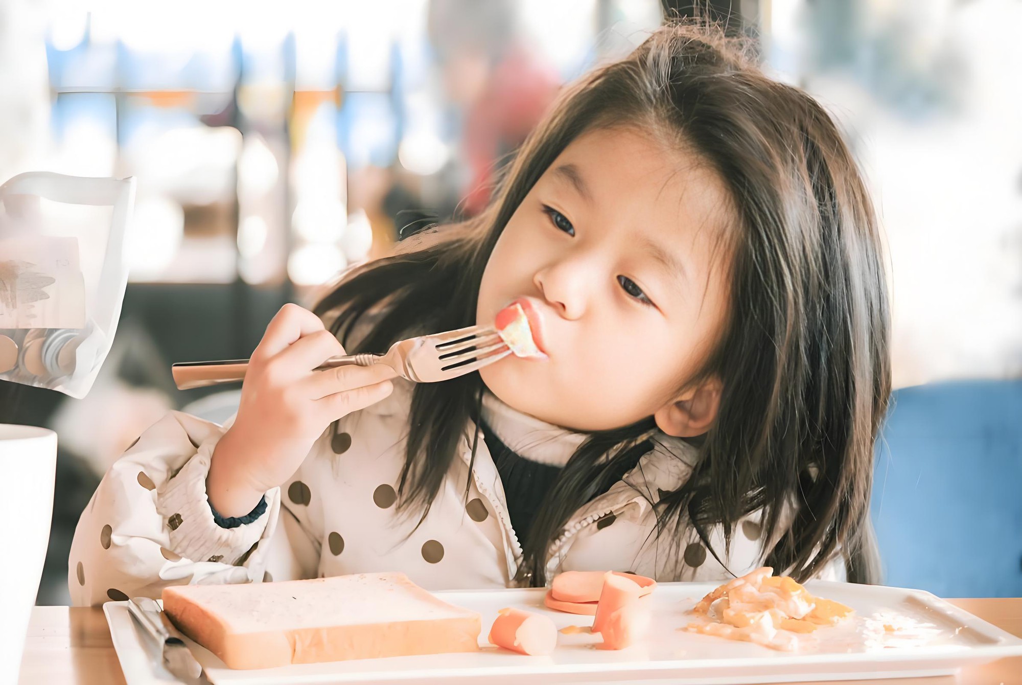 Trẻ th&ocirc;ng minh hay kh&ocirc;ng, chỉ cần nh&igrave;n c&aacute;ch ăn cơm l&agrave; biết? 6 dấu hiệu cha mẹ n&ecirc;n để &yacute; - Ảnh 1.