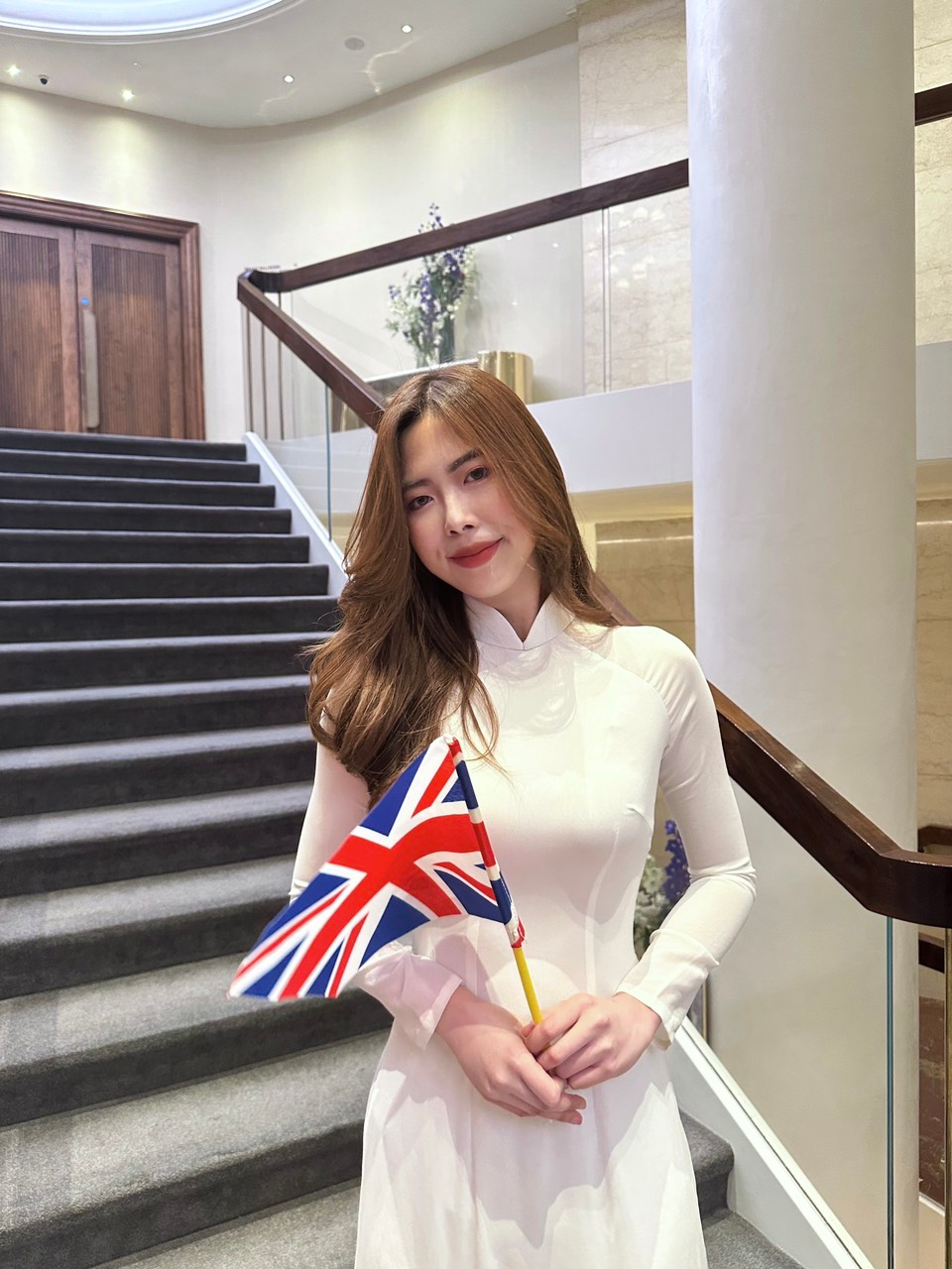 Học sinh giỏi Quốc gia 1 ng&agrave;y sống 2 cuộc đời: S&aacute;ng tốt nghiệp đại học ở London, chiều catwalk 