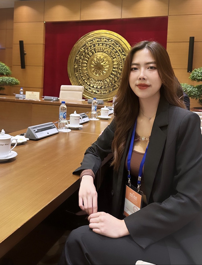 Học sinh giỏi Quốc gia 1 ng&agrave;y sống 2 cuộc đời: S&aacute;ng tốt nghiệp đại học ở London, chiều catwalk 