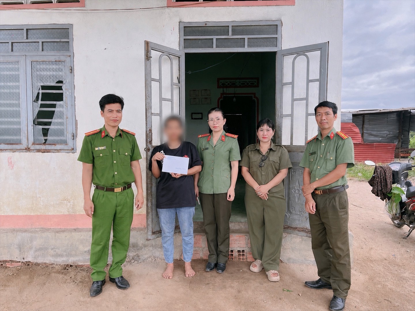 Người phụ nữ mắc kẹt 3 ngày ở Nội Bài được Công an hỗ trợ kịp thời - Ảnh 1. Người phụ nữ mắc kẹt 3 ngày ở Nội Bài được Công an hỗ trợ kịp thời - Ảnh 1.