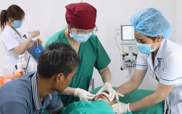 Cứu b&eacute; trai hơn 2 tuổi bị ch&oacute; cắn n&aacute;t v&ugrave;ng h&agrave;m mặt tại Sơn La - Ảnh 1.