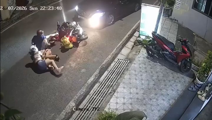 T&agrave;i xế &ocirc; t&ocirc; lấn l&agrave;n t&ocirc;ng xe m&aacute;y chở trẻ nhỏ ở Hải Ph&ograve;ng bị phạt 38 triệu đồng - Ảnh 1.