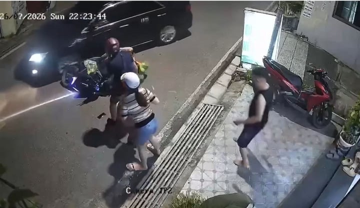 T&agrave;i xế &ocirc; t&ocirc; lấn l&agrave;n t&ocirc;ng xe m&aacute;y chở trẻ nhỏ ở Hải Ph&ograve;ng bị phạt 38 triệu đồng - Ảnh 2.