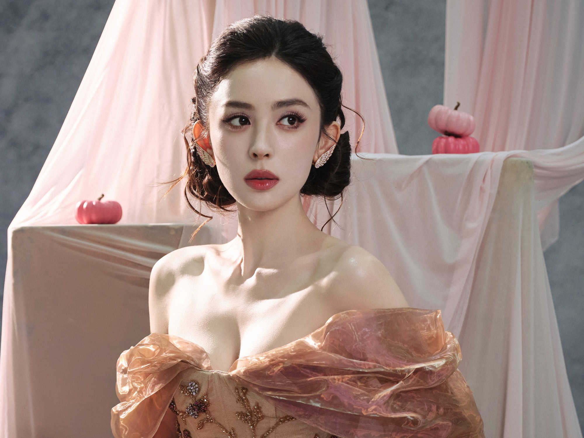 5 mỹ nh&acirc;n T&acirc;n Cương đẹp nhất Cbiz: Địch Lệ Nhiệt Ba dẫn đầu, người cuối được v&iacute; như bước ra từ b&iacute;ch họa - Ảnh 4.