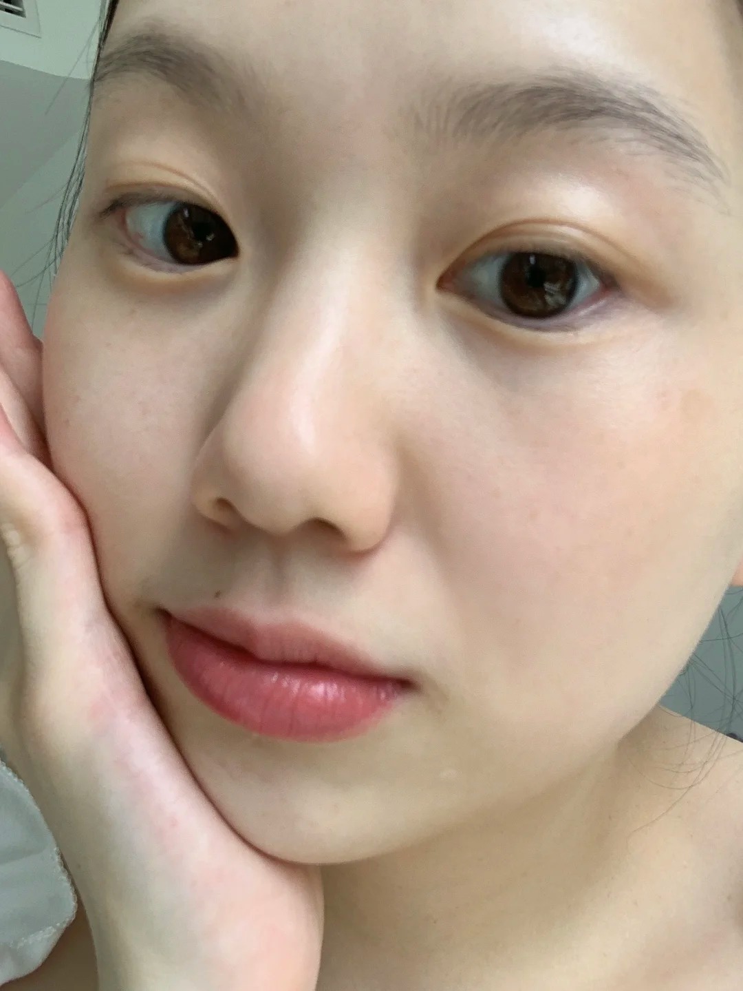 Mặt mộc đẹp kh&ocirc;ng chỉ nhờ nền da sẵn c&oacute;: C&ocirc; g&aacute;i chia sẻ b&iacute; quyết phục hồi da nhạy cảm, dễ ửng đỏ chỉ với một thay đổi trong chu tr&igrave;nh skincare - Ảnh 6.