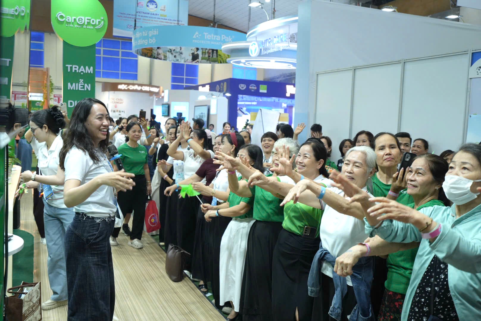 Từ nhà phân phối đến vai trò dẫn dắt đội ngũ: Hành trình của phụ nữ tại Care For Việt Nam - Ảnh 2.
