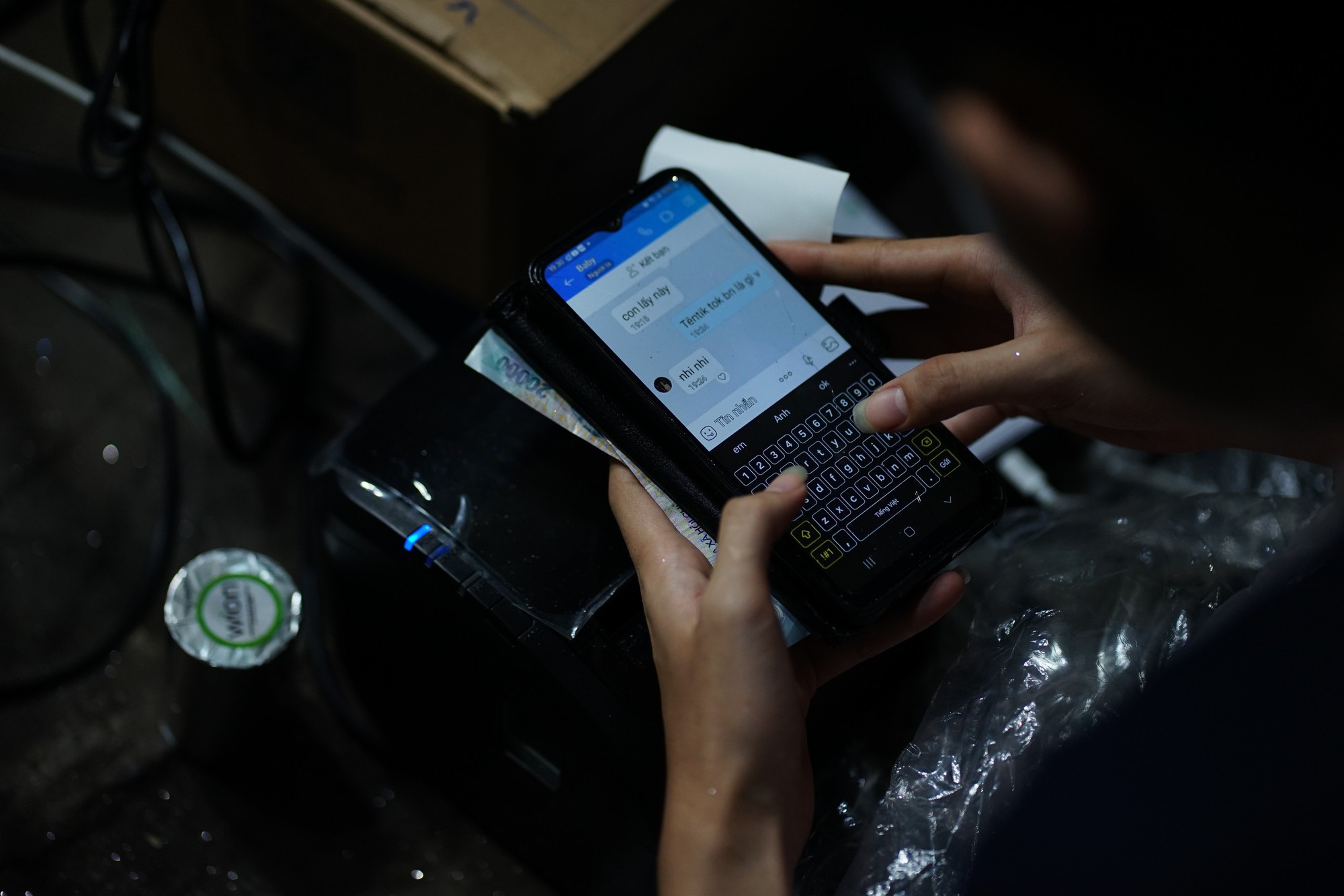 &Ocirc;ng ch&uacute; t&oacute;c bạc ở TP . HCM livestream th&agrave;nh c&ocirc;ng giữa chợ vắng - Ảnh 8.