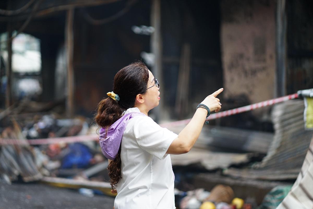 Kh&oacute;i vẫn &acirc;m ỉ sau vụ ch&aacute;y chợ Bi&ecirc;n H&ograve;a: Tiểu thương thất thần trước mất m&aacute;t lớn - Ảnh 13.