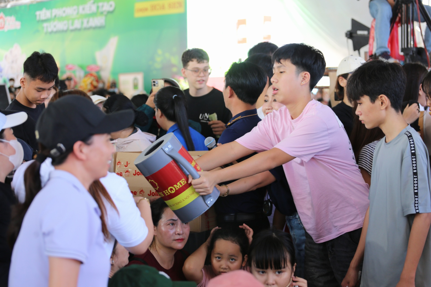 Nữ NSƯT từ &Uacute;c về dạy 3 con một b&agrave;i học- Ảnh 1.