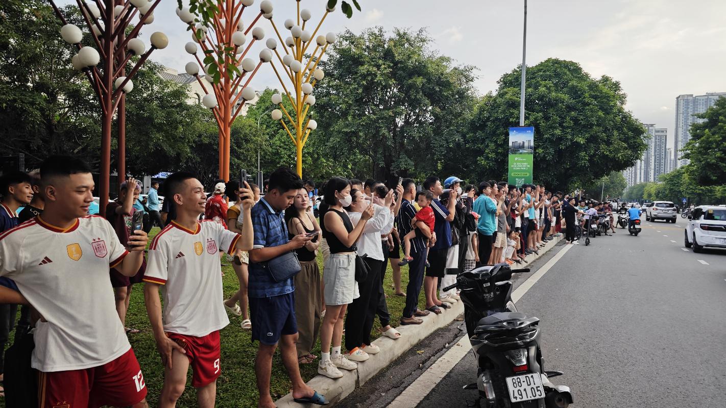 Nhiều cảnh sát xuất hiện tại nhà Huấn Hoa Hồng ở Hà Nội ngày 6 / 8 - Ảnh 4. Nhiều cảnh sát xuất hiện tại nhà Huấn Hoa Hồng ở Hà Nội ngày 6 / 8 - Ảnh 4.
