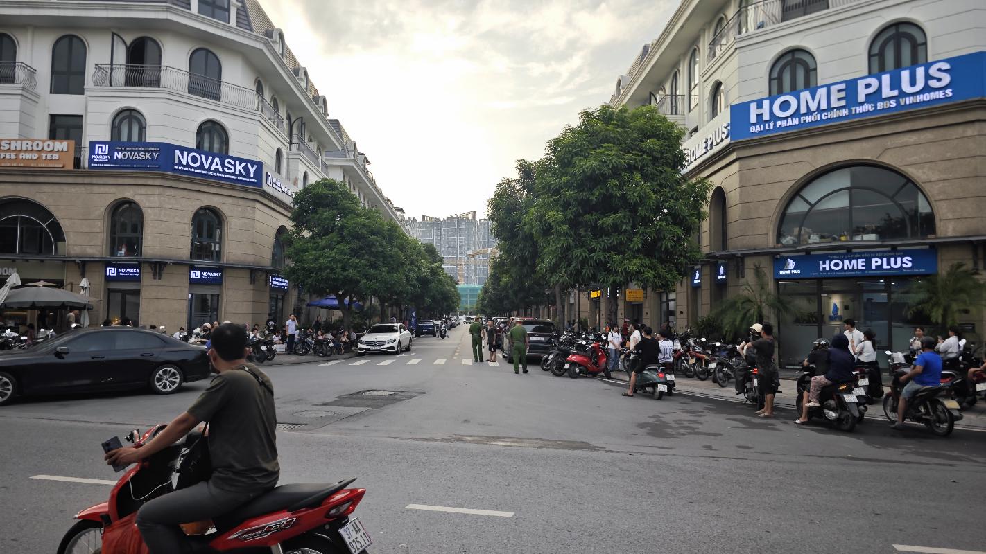 Nhiều cảnh sát xuất hiện tại nhà Huấn Hoa Hồng ở Hà Nội ngày 6 / 8 - Ảnh 7. Nhiều cảnh sát xuất hiện tại nhà Huấn Hoa Hồng ở Hà Nội ngày 6 / 8 - Ảnh 7.