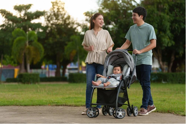 Xu hướng ba mẹ hiện đại chọn xe đẩy gọn nhẹ cho b&eacute; khi đi lại nhiều - Ảnh 1.