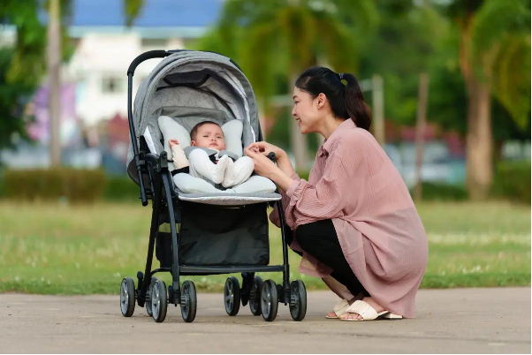 Xu hướng ba mẹ hiện đại chọn xe đẩy gọn nhẹ cho b&eacute; khi đi lại nhiều - Ảnh 3.