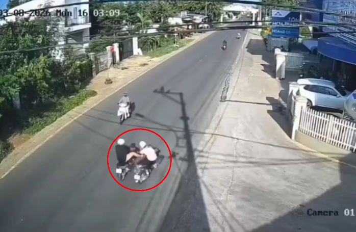 Bị bạn trai cũ đạp ng&atilde; tr&ecirc;n đường: Nguy&ecirc;n nh&acirc;n g&acirc;y x&ocirc;n xao dư luận Đắk Lắk - Ảnh 1.