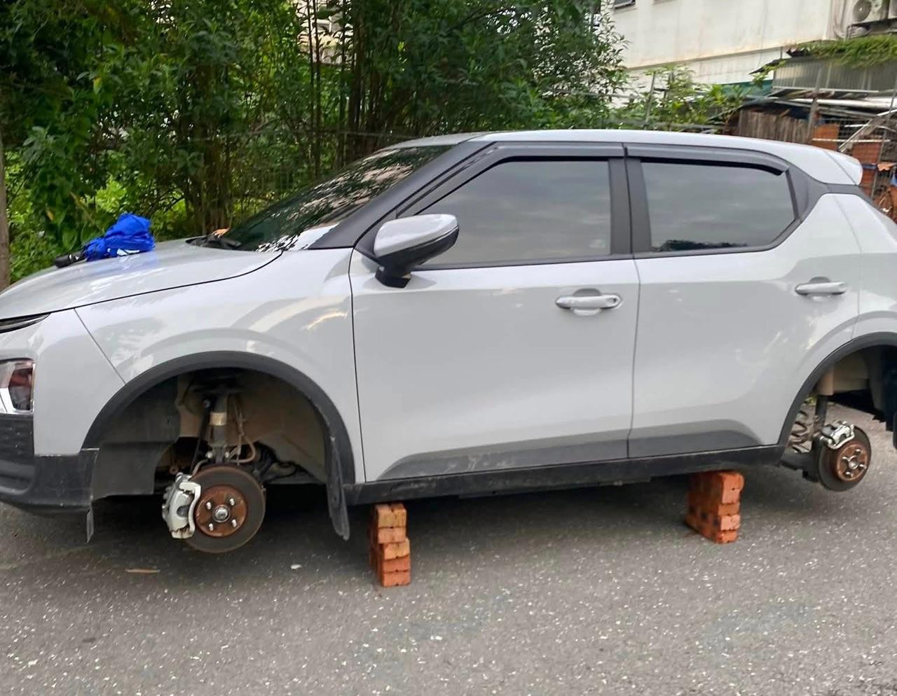 Vụ &ocirc; t&ocirc; bị trộm 2 b&aacute;nh khi đỗ trong khu đ&ocirc; thị ở H&agrave; Nội: Chủ xe l&ecirc;n tiếng - Ảnh 1.