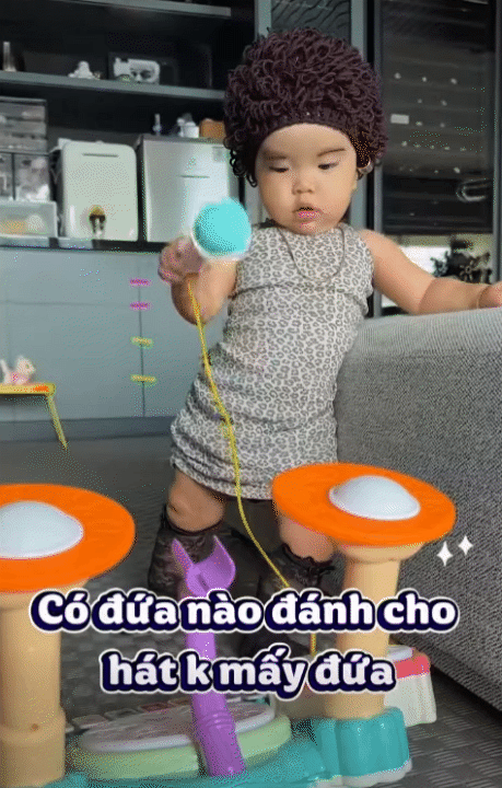 Ngô Thanh Vân đưa micro cho con gái 1 tuổi thử giọng, xem xong 2 phút clip mẹ chốt luôn một câu khiến dân mạng cười ngất - Ảnh 2.