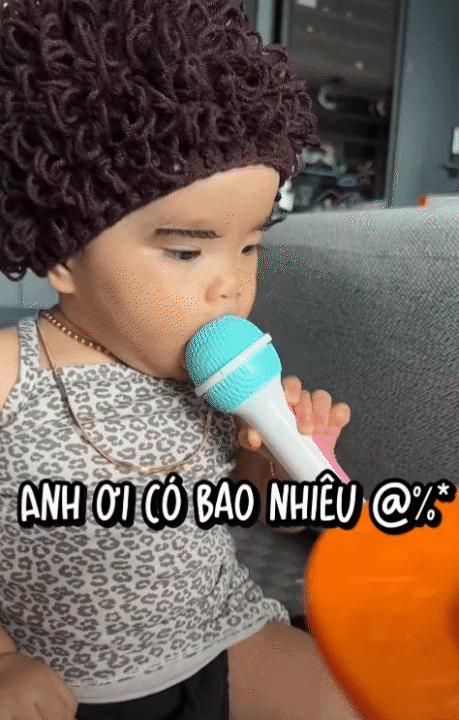 Ngô Thanh Vân đưa micro cho con gái 1 tuổi thử giọng, xem xong 2 phút clip mẹ chốt luôn một câu khiến dân mạng cười ngất - Ảnh 1.