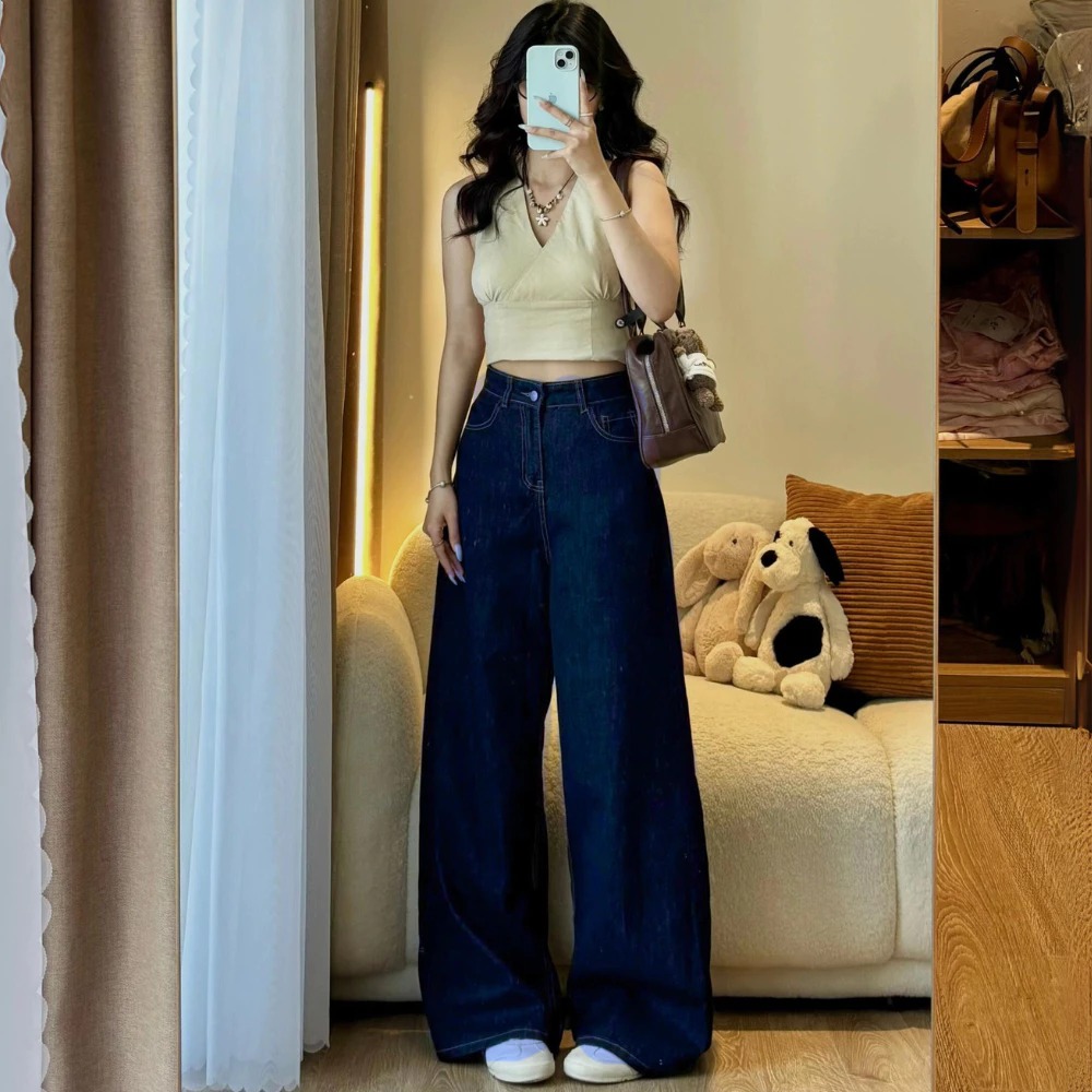 Quần jeans trắng: M&oacute;n đồ được xem l&agrave; chuẩn phong c&aacute;ch old money nơi c&ocirc;ng sở, h&egrave; n&agrave;o cũng được giới thời trang 