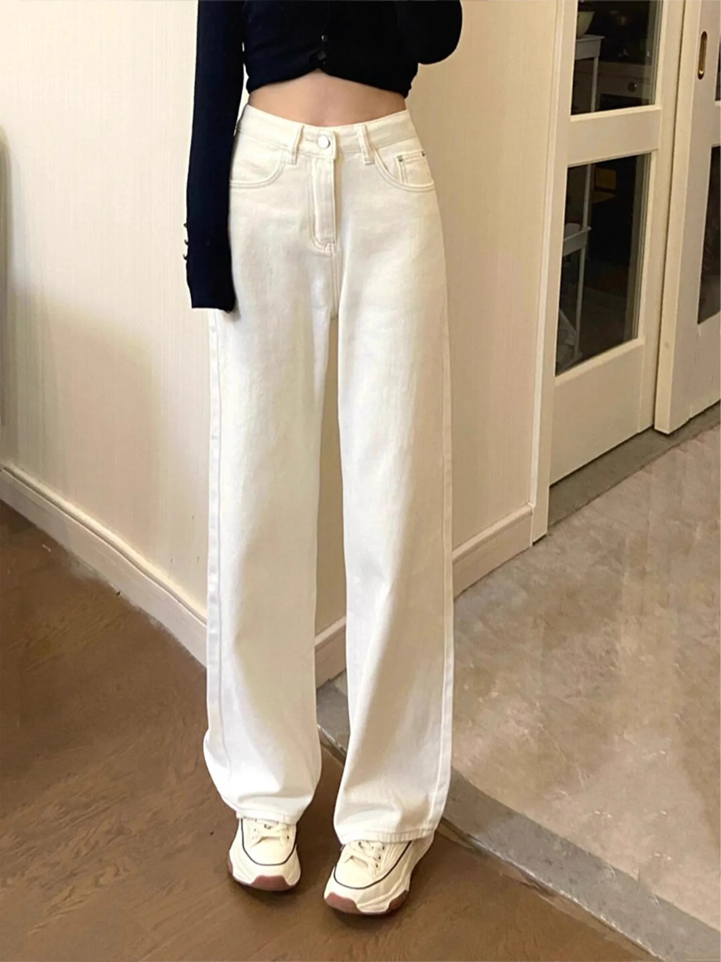 Quần jeans trắng: M&oacute;n đồ được xem l&agrave; chuẩn phong c&aacute;ch old money nơi c&ocirc;ng sở, h&egrave; n&agrave;o cũng được giới thời trang 