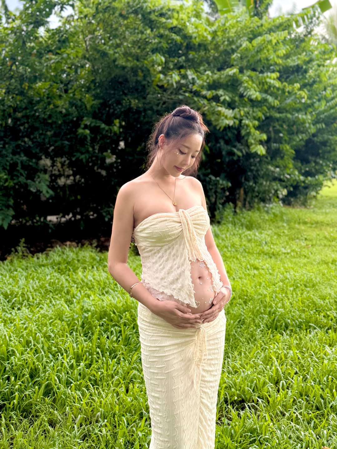 Nữ ca sĩ rạng rỡ khoe bụng bầu 7 th&aacute;ng, d&acirc;n t&igrave;nh phải xu&yacute;t xoa 