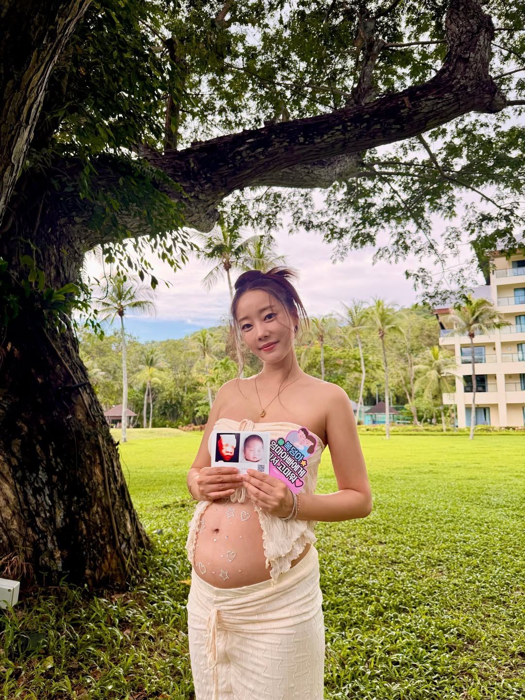 Nữ ca sĩ rạng rỡ khoe bụng bầu 7 th&aacute;ng, d&acirc;n t&igrave;nh phải xu&yacute;t xoa 
