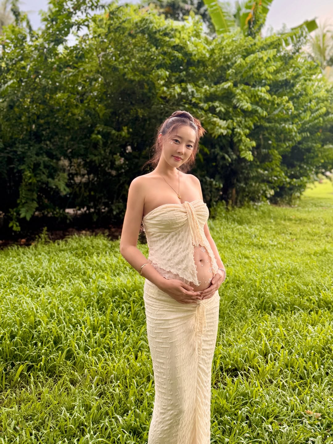 Nữ ca sĩ rạng rỡ khoe bụng bầu 7 th&aacute;ng, d&acirc;n t&igrave;nh phải xu&yacute;t xoa 