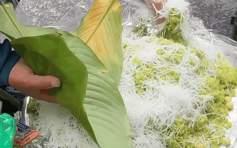 Khách Trung Quốc mê mẩn thức quà mùa thu này ở Hà Nội: Chỉ bán theo mùa, ăn một lần là nhớ mãi - Ảnh 1.