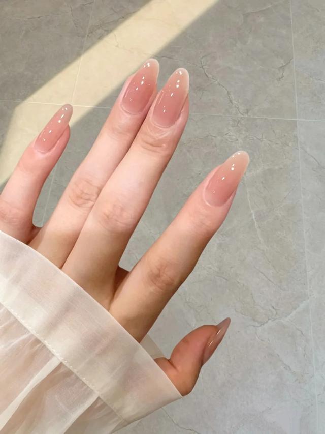 8 xu hướng nail m&ugrave;a thu 2026: C&agrave;ng tối giản c&agrave;ng sang, chuẩn tinh thần old money - Ảnh 2.
