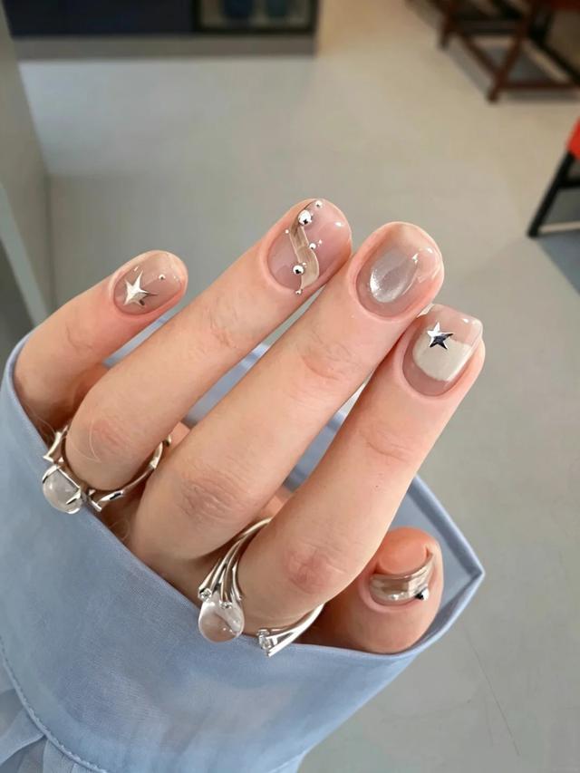 8 xu hướng nail m&ugrave;a thu 2026: C&agrave;ng tối giản c&agrave;ng sang, chuẩn tinh thần old money - Ảnh 3.