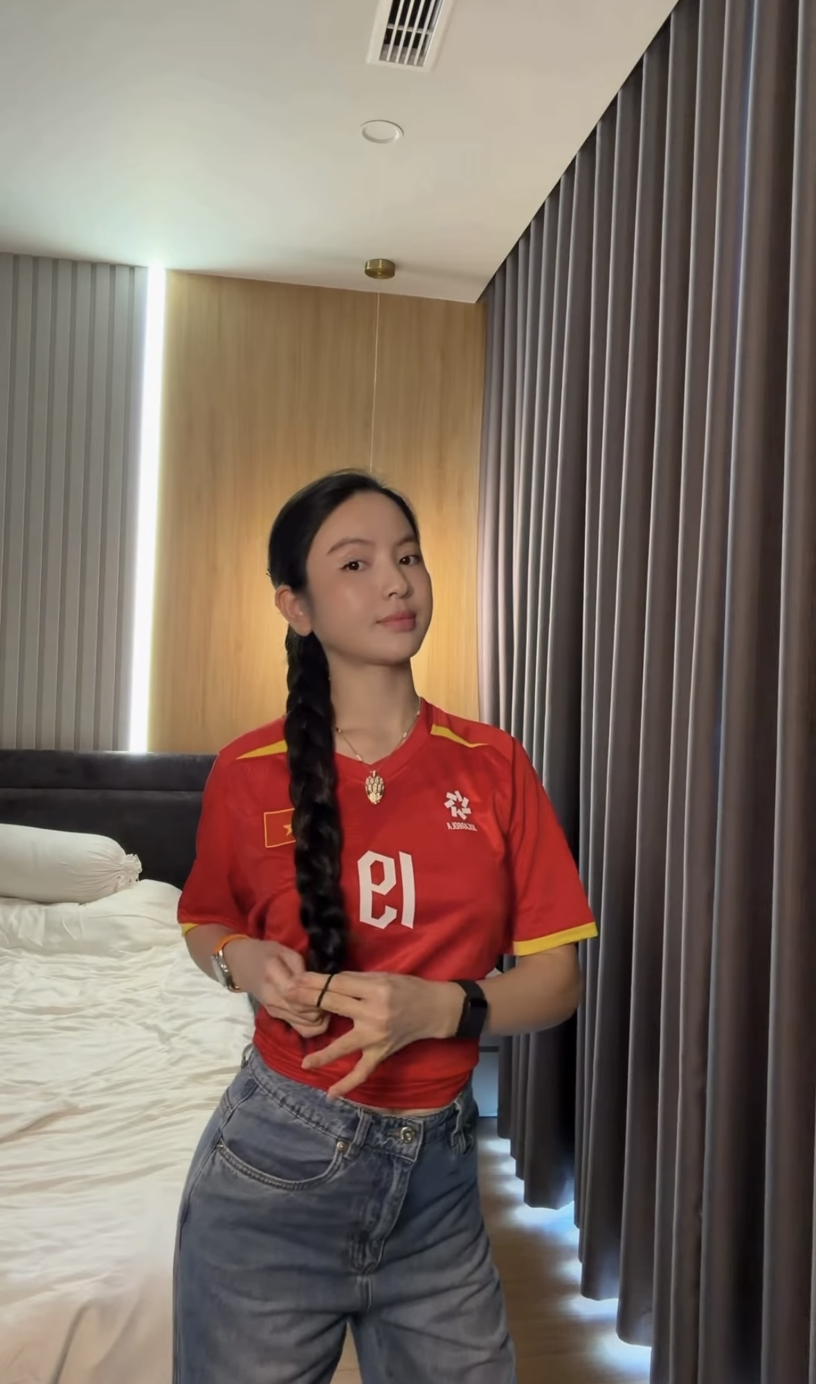 Camera tóm trọn khoảnh khắc chân thực của Chu Thanh Huyền trên sân Mỹ Đình - Ảnh 3. Camera tóm trọn khoảnh khắc chân thực của Chu Thanh Huyền trên sân Mỹ Đình - Ảnh 3.