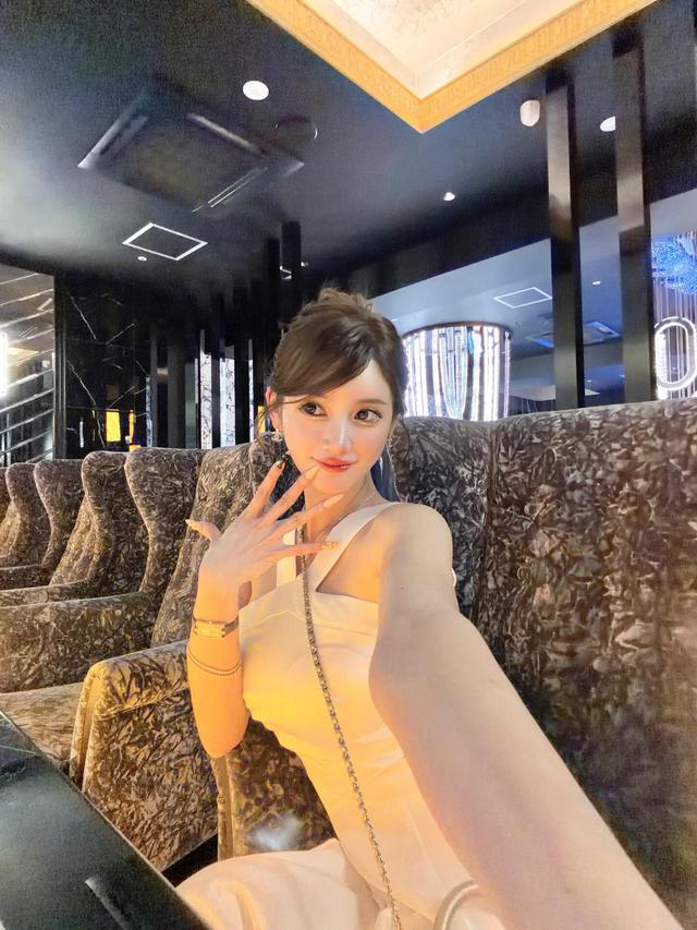Bad girl show hẹn h&ograve; hot đi&ecirc;n đảo: Mặt như b&uacute;p b&ecirc;, lưng xăm k&iacute;n kh&ocirc;ng một lần ủ t&ecirc;- Ảnh 12.