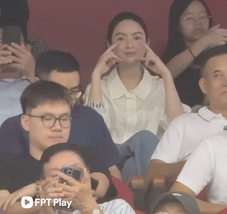 Camera tóm trọn khoảnh khắc chân thực của Chu Thanh Huyền trên sân Mỹ Đình - Ảnh 5. Camera tóm trọn khoảnh khắc chân thực của Chu Thanh Huyền trên sân Mỹ Đình - Ảnh 5.