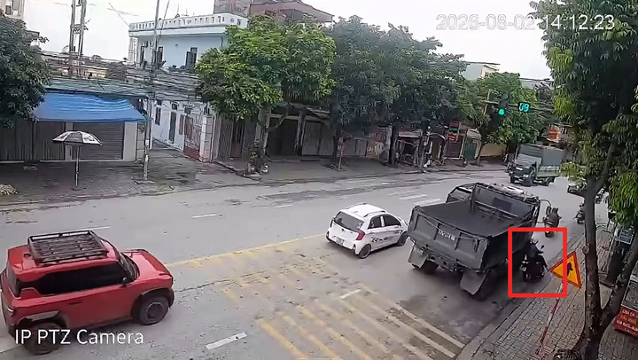 Xe tải ph&oacute;ng nhanh t&ocirc;ng xe m&aacute;y, 1 phụ nữ tử vong thương t&acirc;m - Ảnh 1.