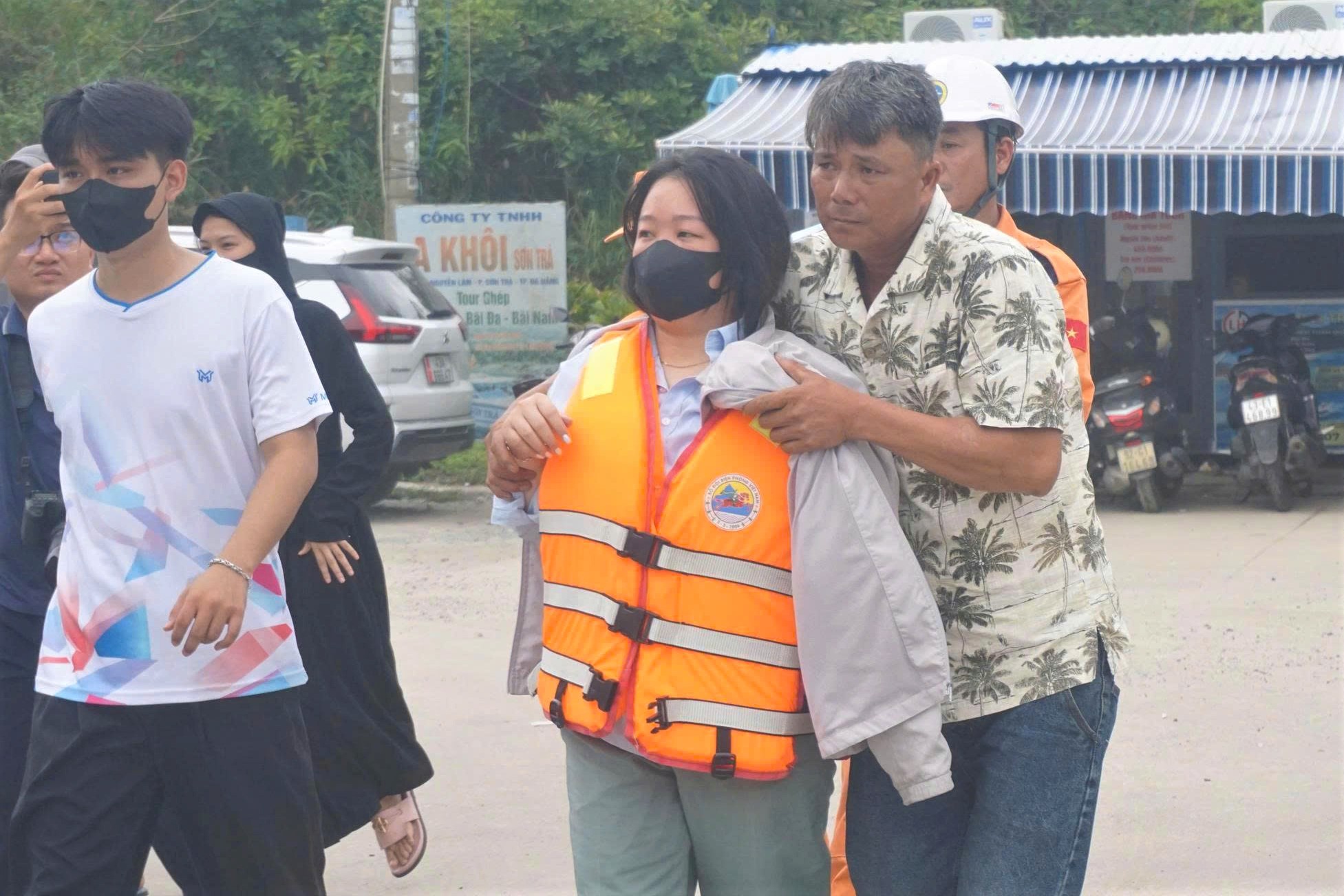 Em trai kể giây phút chị gái bị sóng cuốn ở Mũi Nghê: Em trai kể giây phút chị gái bị sóng cuốn ở Mũi Nghê: