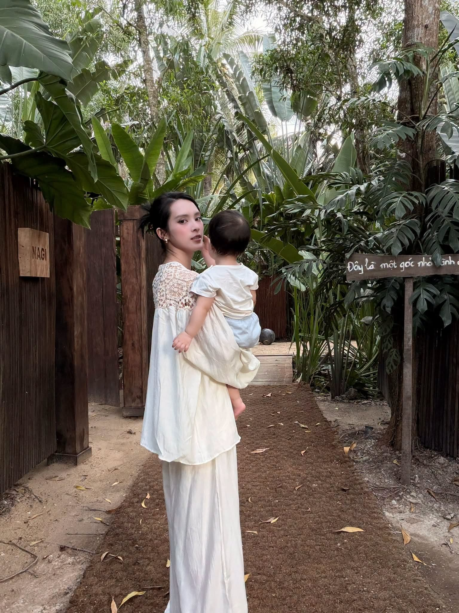 Mỹ nh&acirc;n c&oacute; con ri&ecirc;ng cưới thiếu gia miền T&acirc;y: Lộ diện sau thời gian mất h&uacute;t khỏi showbiz, đ&ocirc;i ch&acirc;n khẳng khiu g&acirc;y ch&uacute; &yacute;  - Ảnh 1.